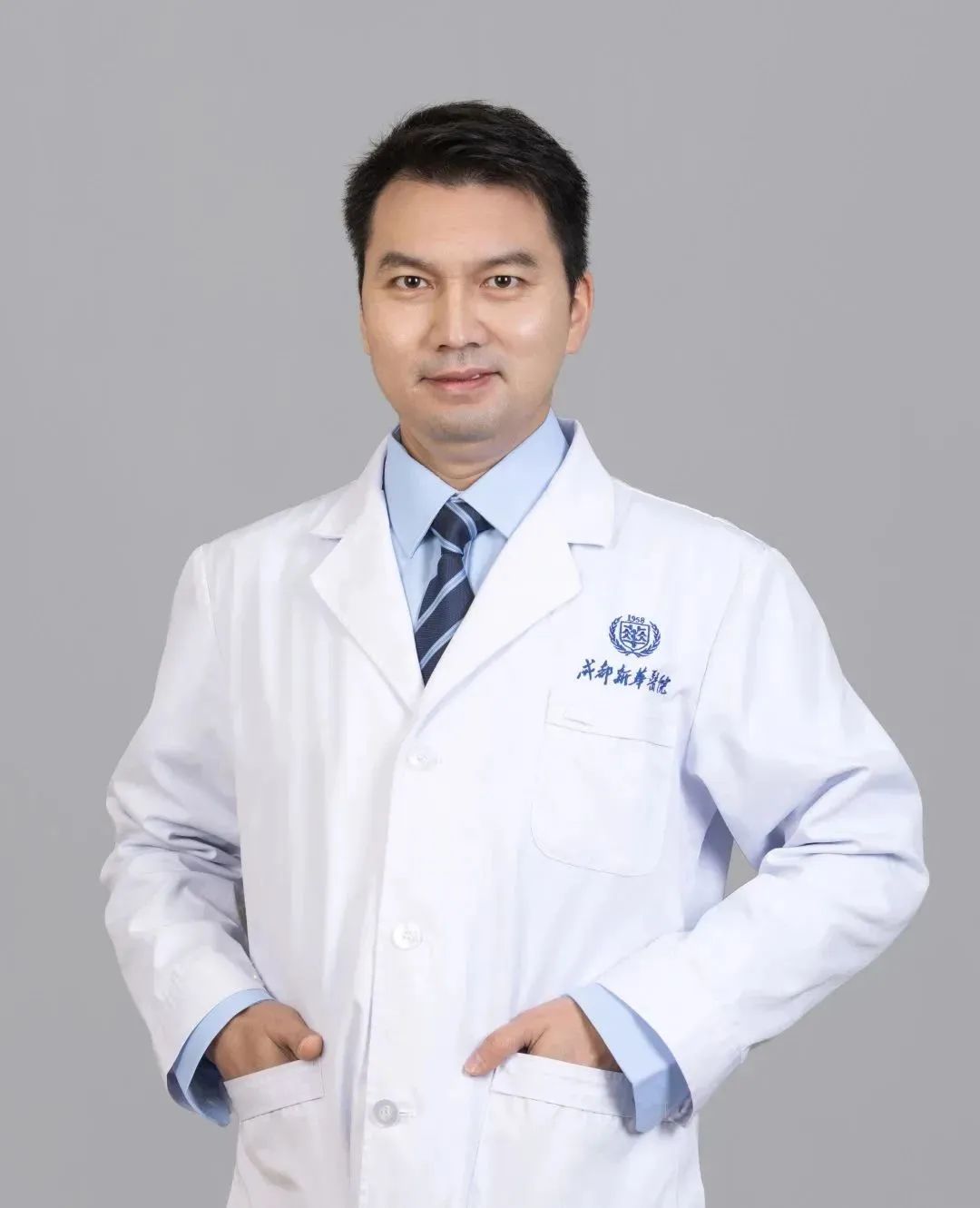 郭建波  妇产科副主任  副主任医师/副教授    毕业于西南医科大学，曾在国家三甲珙县人民医院担任妇产科学术主任。从事妇产科12年并担任医疗组长，先后到四川省妇幼保健院，成都市第三人民医院进修学习。发表专业论文8篇在妇科疾病的诊治方面（特别是良恶性肿瘤诊治）有丰富的临床经验，在妇科领域微创手术方面技艺精湛，对产科危急重症有较强的处置能力。  专业擅长：  妇科：腹腔镜手术（腹腔镜全子宫切除术、腹腔镜宫角妊娠切除术、腹腔镜盆腔脓肿切除术、子宫内膜癌分期手术等），单孔腹腔镜手术(单孔腹腔镜异位妊娠切除术、卵巢囊肿切除术、单孔腹腔镜输卵管卵巢切除术等)，开腹手术(子宫肌瘤剥除术、子宫切除术、卵巢癌全面分期手术等)，宫腔镜手术(宫腔镜子宫内膜息肉切除术、宫腔镜子宫肌瘤切除术、宫腔镜宫内异物取出术等)，阴式手术(阴道前后壁修补术、阴式子宫切除术等)。  产科：横位剖宫产手术，臀位剖宫产术，瘢痕剖宫产术，难产接生，及产钳助产等。  综合能力：危重病人抢救（异位妊娠大出血、妊娠合并高血压、产后出血、失血性休克、羊水栓塞等），及疑难病例诊治。